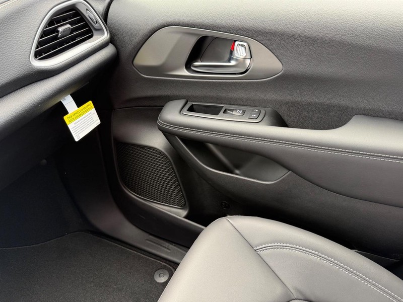 Chrysler Pacifica Vehicle Image 15
