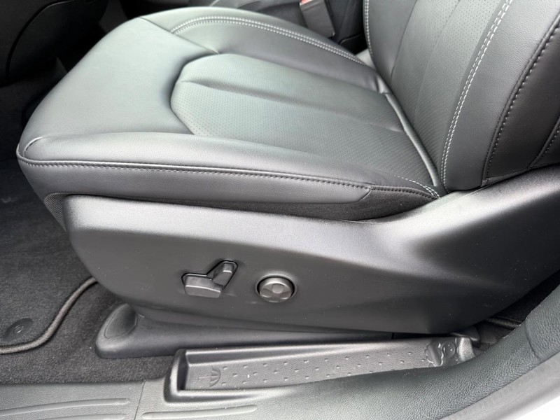 Chrysler Pacifica Vehicle Image 19