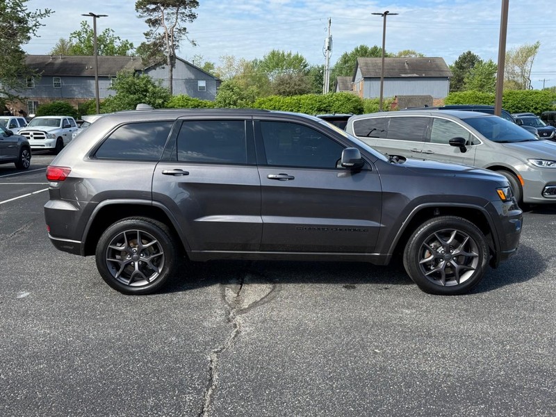 Jeep Grand Cherokee Vehicle Image 02