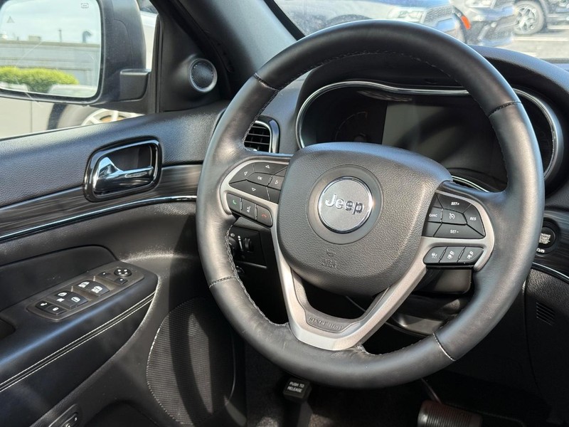 Jeep Grand Cherokee Vehicle Image 14