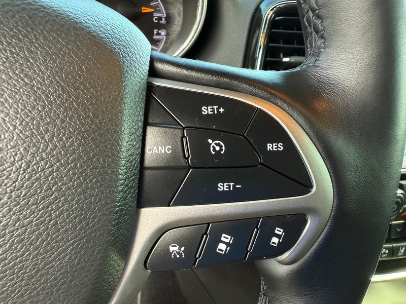 Jeep Grand Cherokee Vehicle Image 16