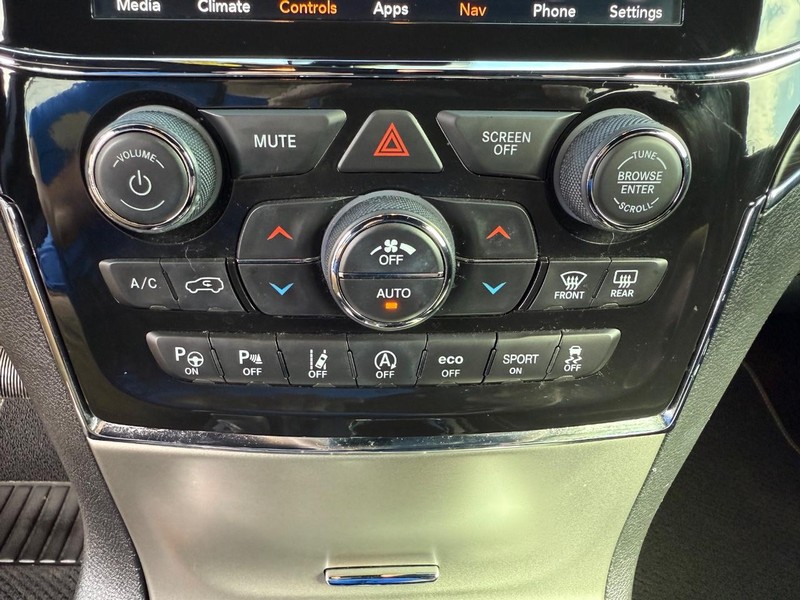 Jeep Grand Cherokee Vehicle Image 21