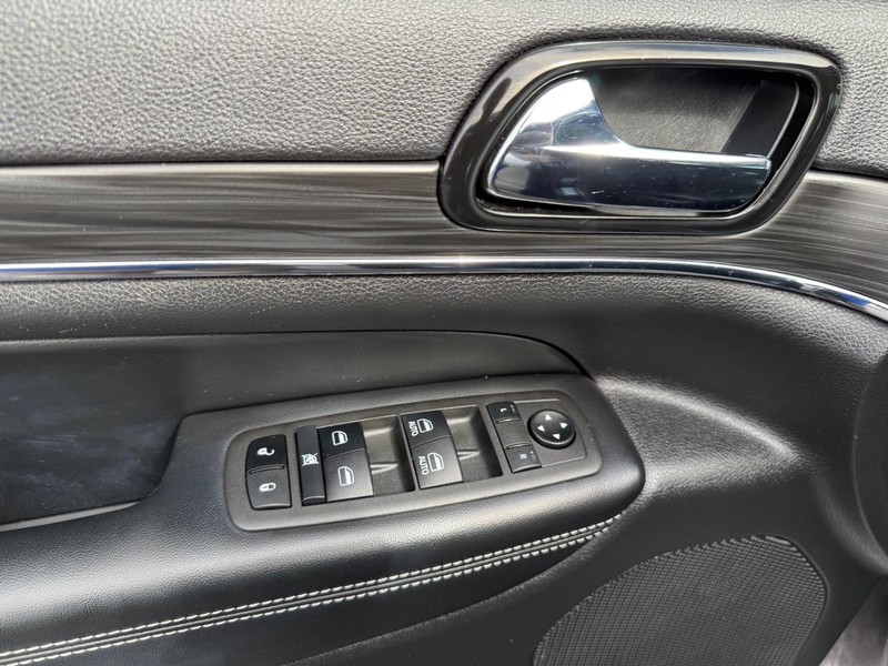 Jeep Grand Cherokee Vehicle Image 26