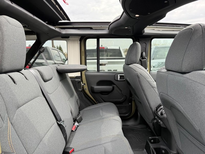 Jeep Wrangler Vehicle Image 04