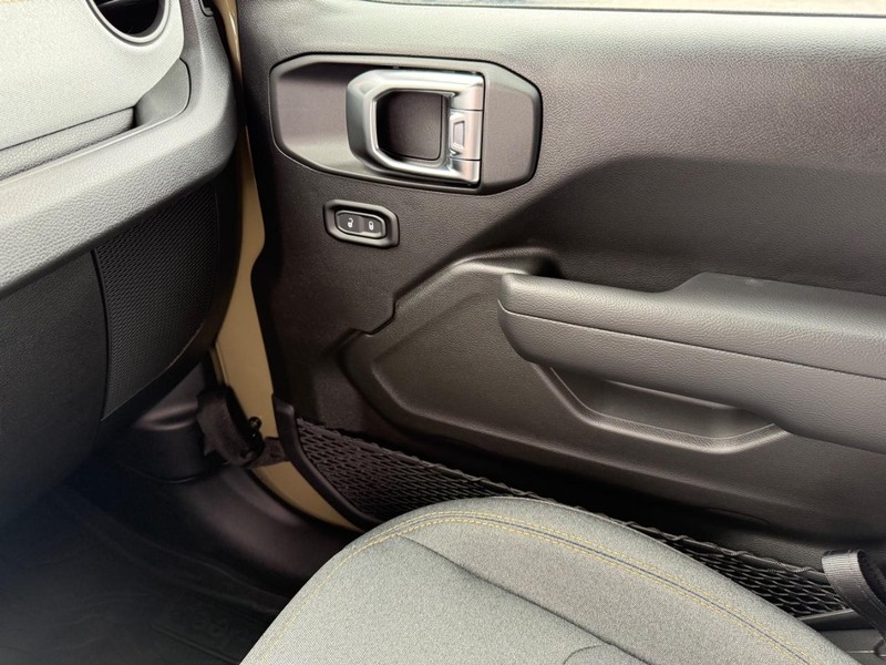 Jeep Wrangler Vehicle Image 15