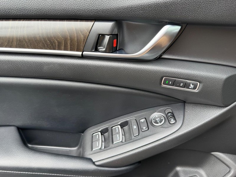 Honda Accord Sedan Vehicle Image 25