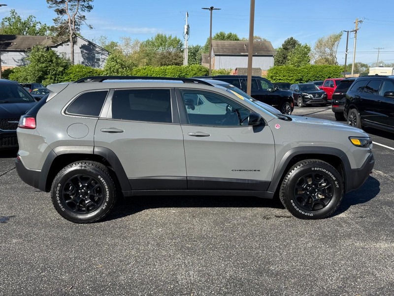 Jeep Cherokee Vehicle Image 02