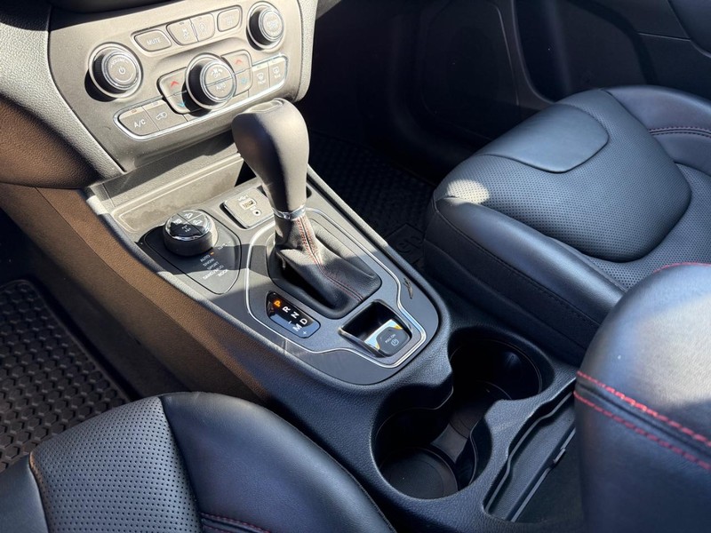 Jeep Cherokee Vehicle Image 21