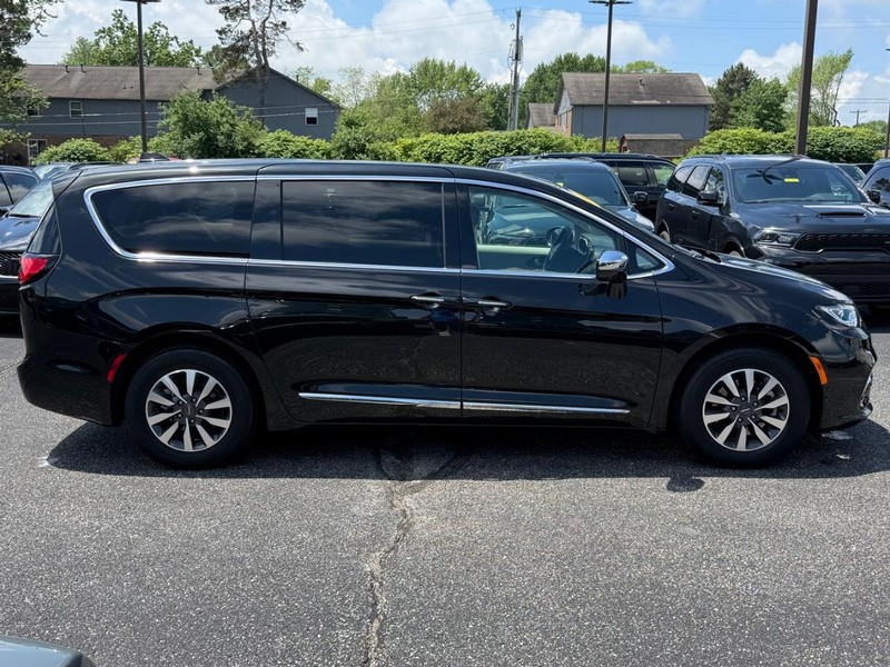 Chrysler Pacifica Vehicle Image 02
