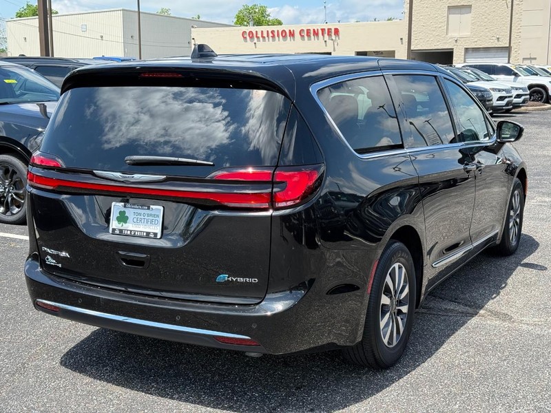 Chrysler Pacifica Vehicle Image 03