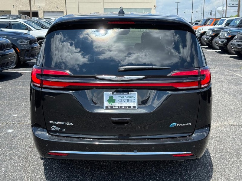 Chrysler Pacifica Vehicle Image 04