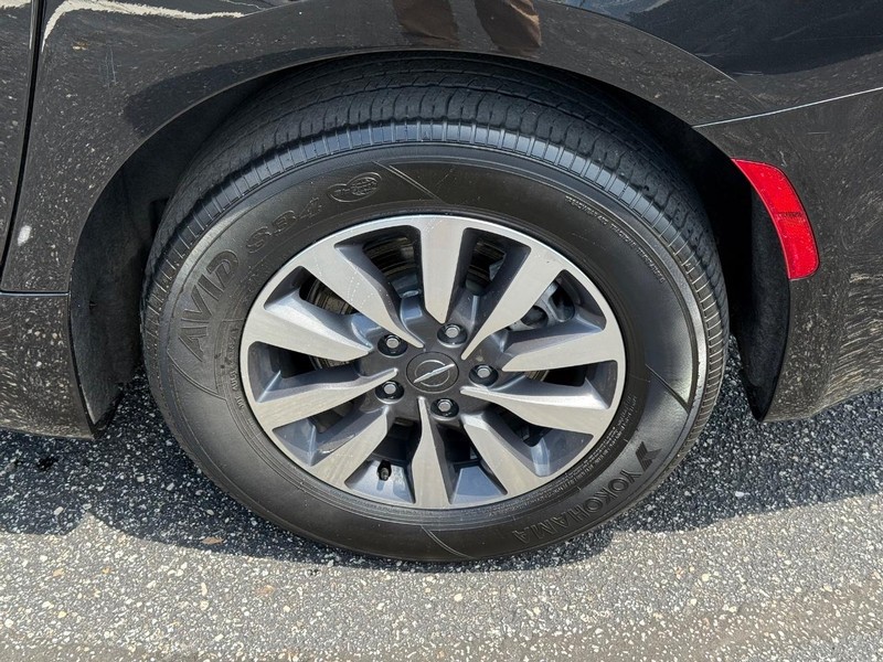 Chrysler Pacifica Vehicle Image 06