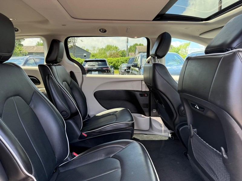 Chrysler Pacifica Vehicle Image 11