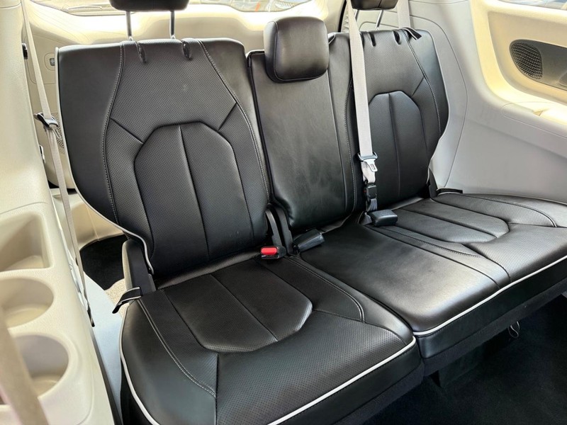 Chrysler Pacifica Vehicle Image 12
