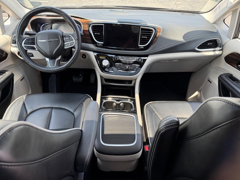 Chrysler Pacifica Vehicle Image 14
