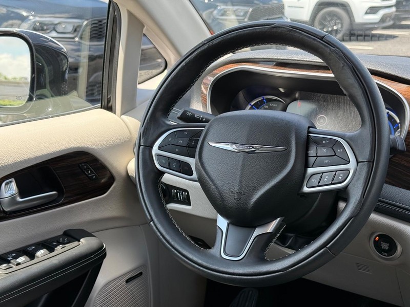Chrysler Pacifica Vehicle Image 15