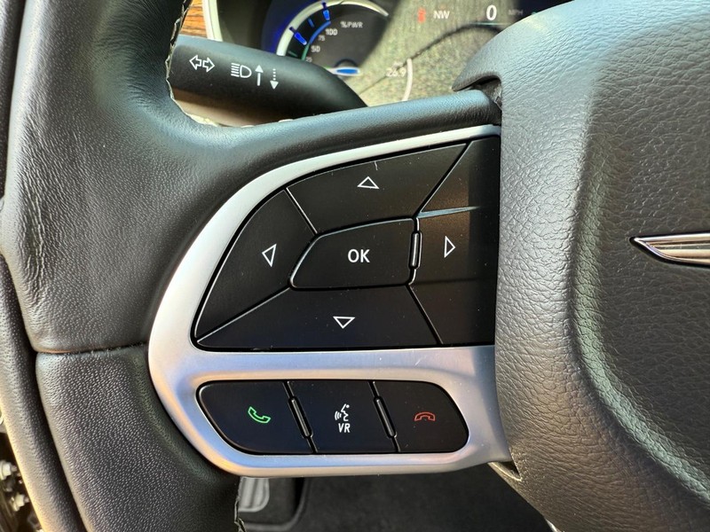 Chrysler Pacifica Vehicle Image 16