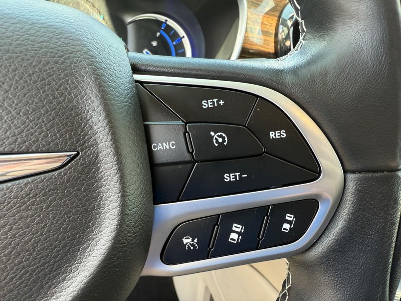 Chrysler Pacifica Vehicle Image 17