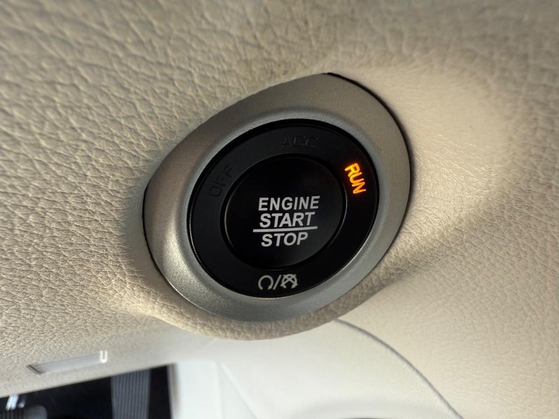 Chrysler Pacifica Vehicle Image 18