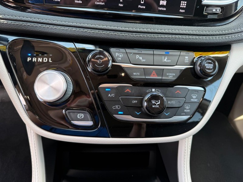 Chrysler Pacifica Vehicle Image 21