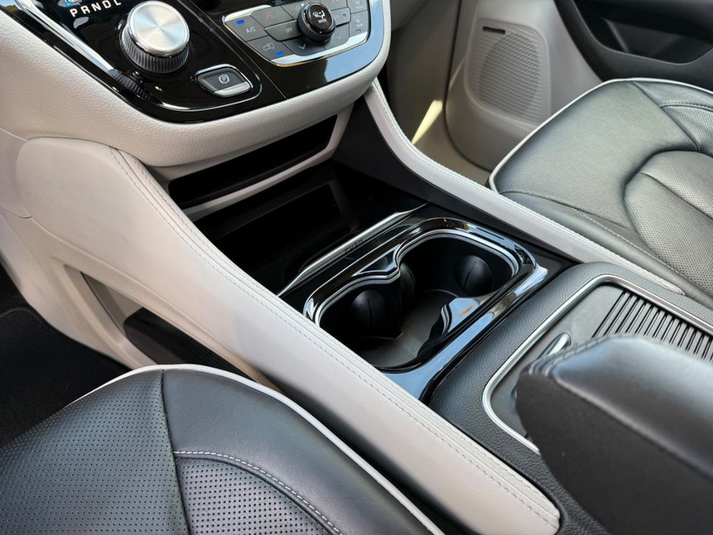 Chrysler Pacifica Vehicle Image 22