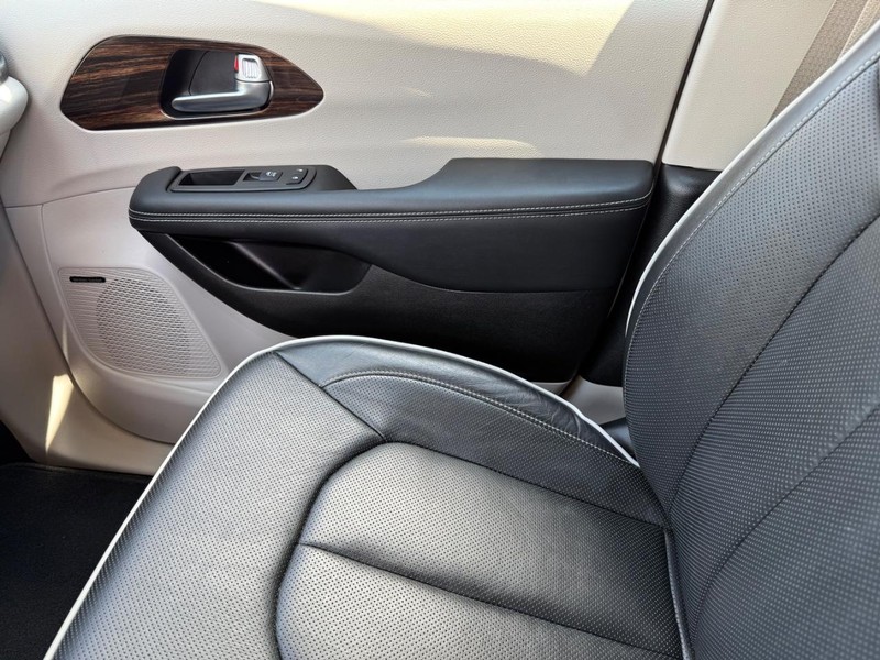 Chrysler Pacifica Vehicle Image 23