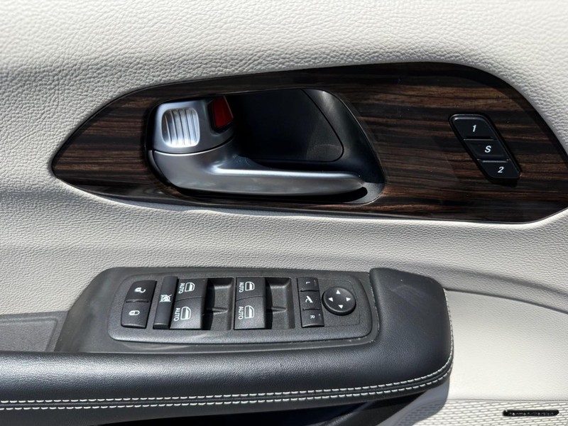 Chrysler Pacifica Vehicle Image 26