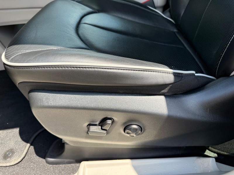 Chrysler Pacifica Vehicle Image 27