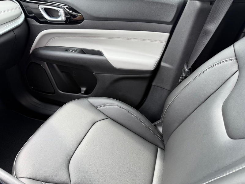 Jeep Compass Vehicle Image 14