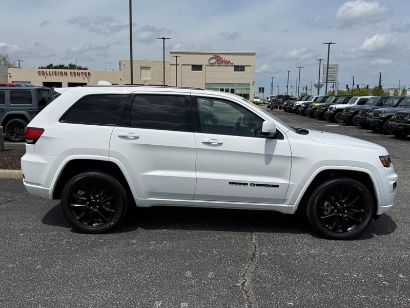 Jeep Grand Cherokee Vehicle Image 02