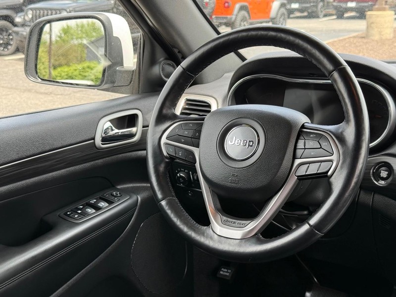 Jeep Grand Cherokee Vehicle Image 14