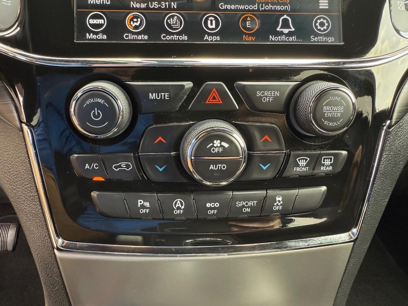 Jeep Grand Cherokee Vehicle Image 21