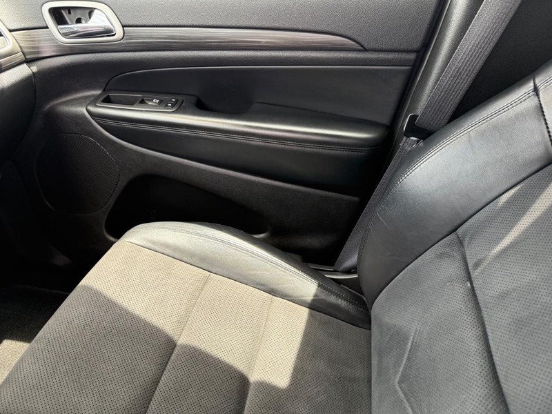 Jeep Grand Cherokee Vehicle Image 23