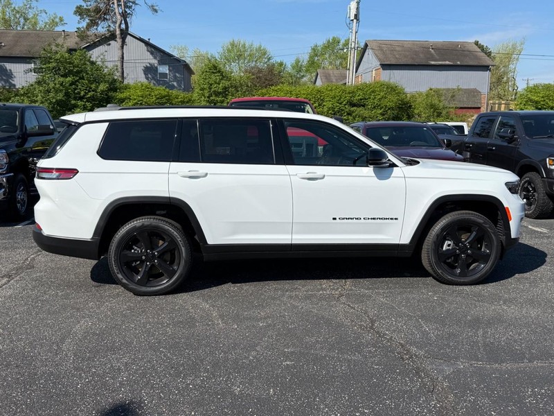 Jeep Grand Cherokee L Vehicle Image 02