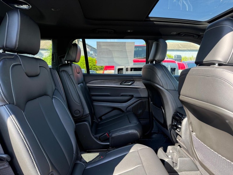 Jeep Grand Cherokee L Vehicle Image 04