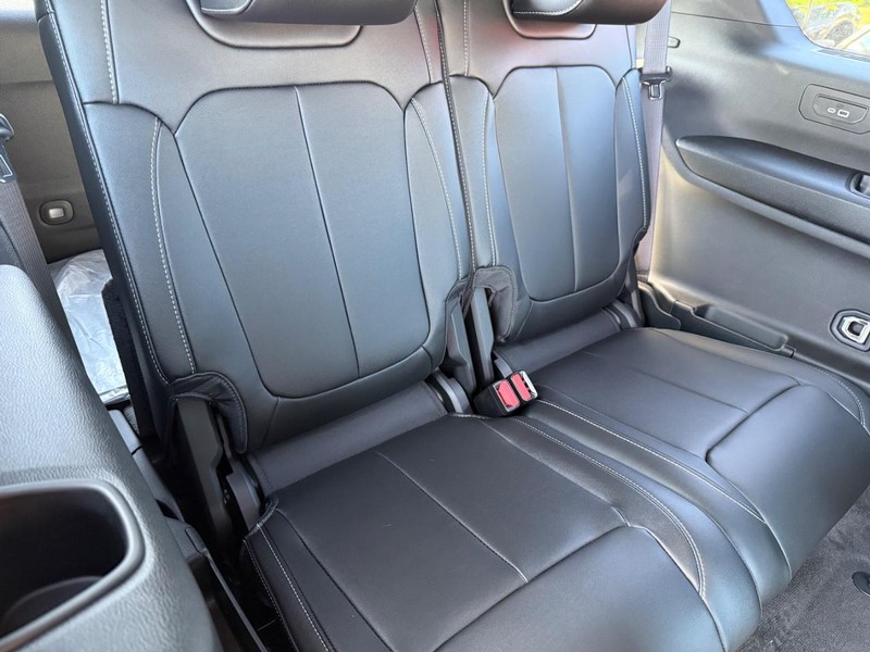Jeep Grand Cherokee L Vehicle Image 05
