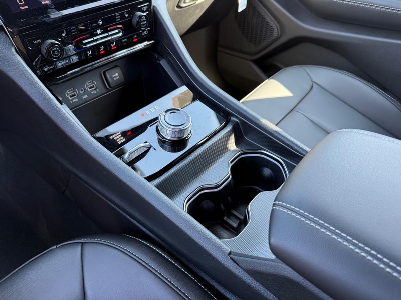 Jeep Grand Cherokee L Vehicle Image 16