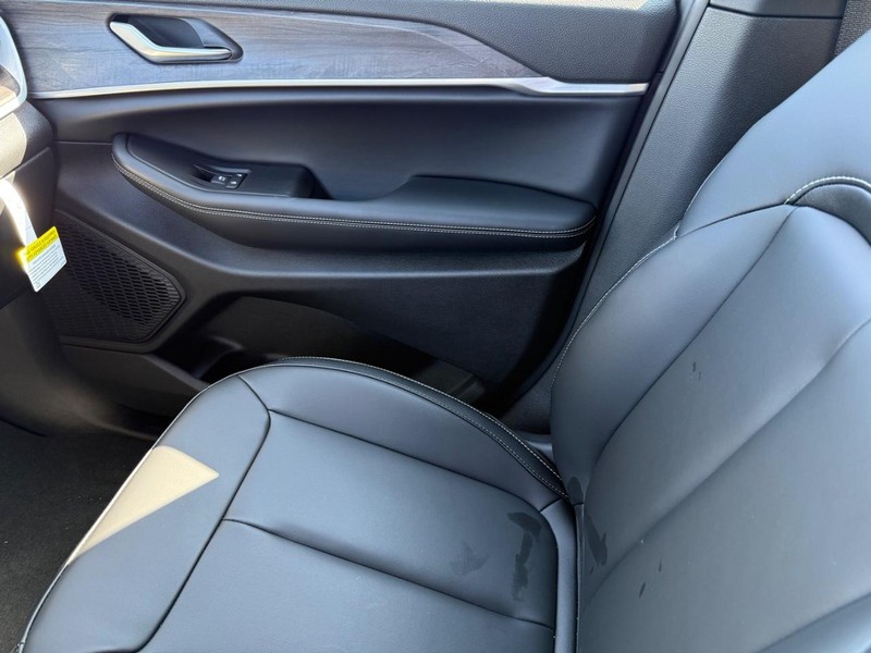 Jeep Grand Cherokee L Vehicle Image 17
