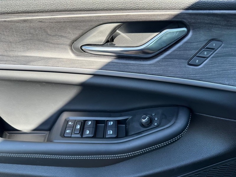 Jeep Grand Cherokee L Vehicle Image 20