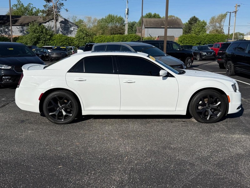Chrysler 300 Vehicle Image 02