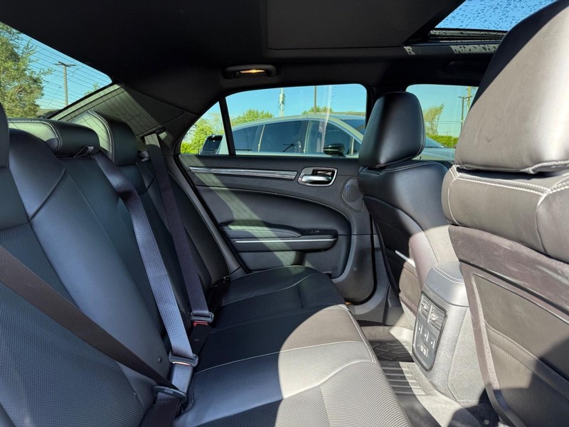 Chrysler 300 Vehicle Image 10