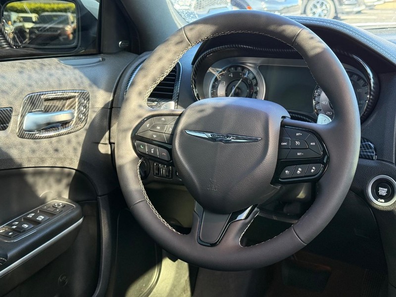 Chrysler 300 Vehicle Image 13