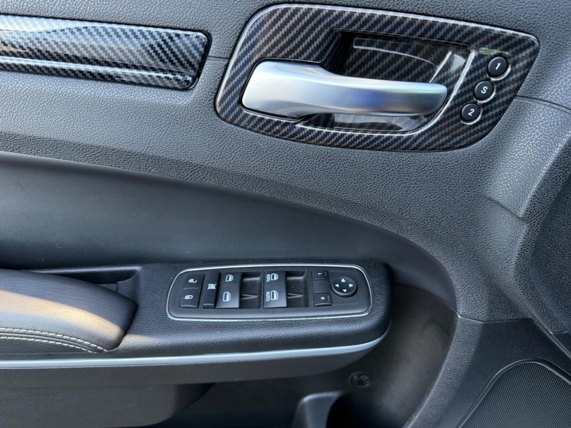 Chrysler 300 Vehicle Image 25
