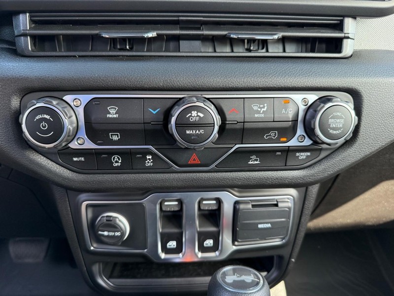 Jeep Wrangler Vehicle Image 12