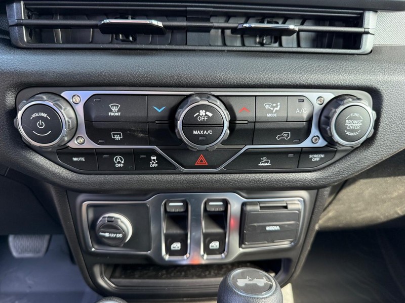 Jeep Wrangler Vehicle Image 12