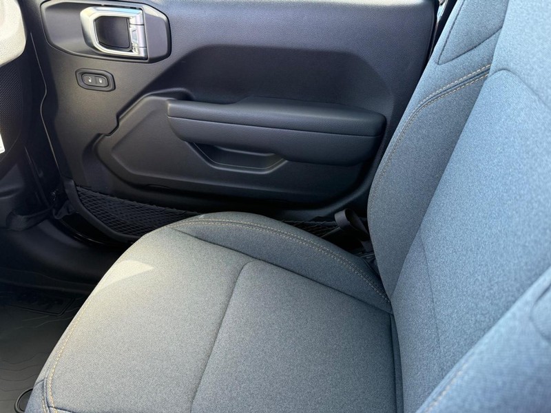 Jeep Wrangler Vehicle Image 14