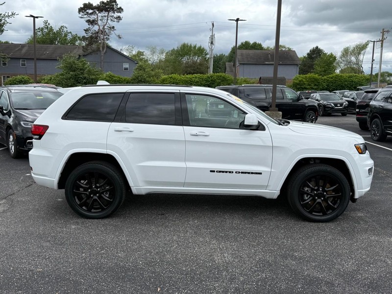 Jeep Grand Cherokee WK Vehicle Image 02