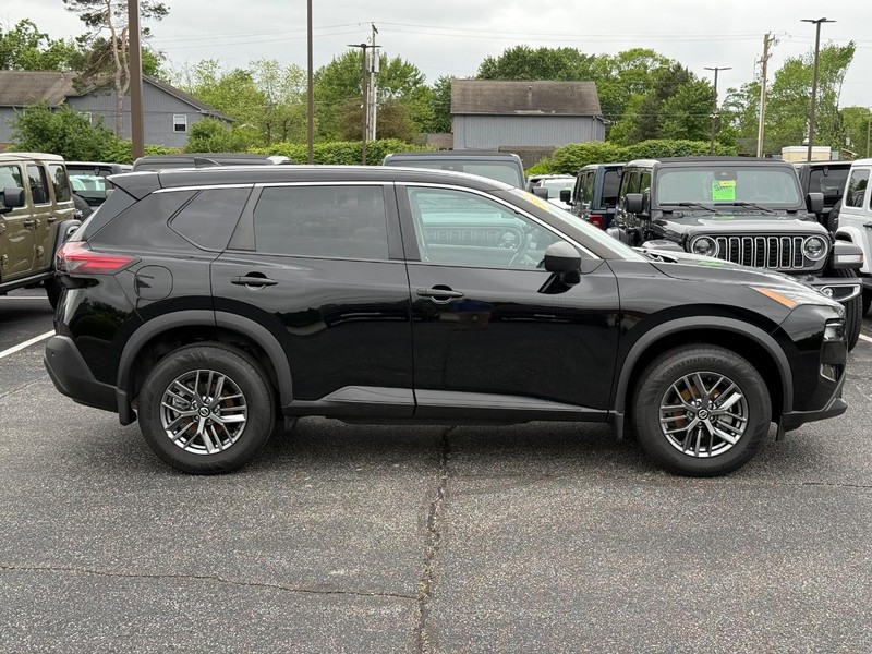 Nissan Rogue Vehicle Image 02