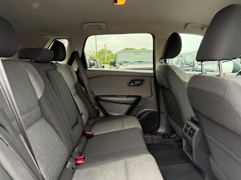Nissan Rogue Vehicle Image 10