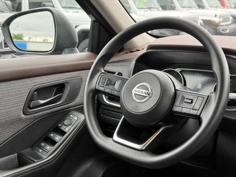Nissan Rogue Vehicle Image 12
